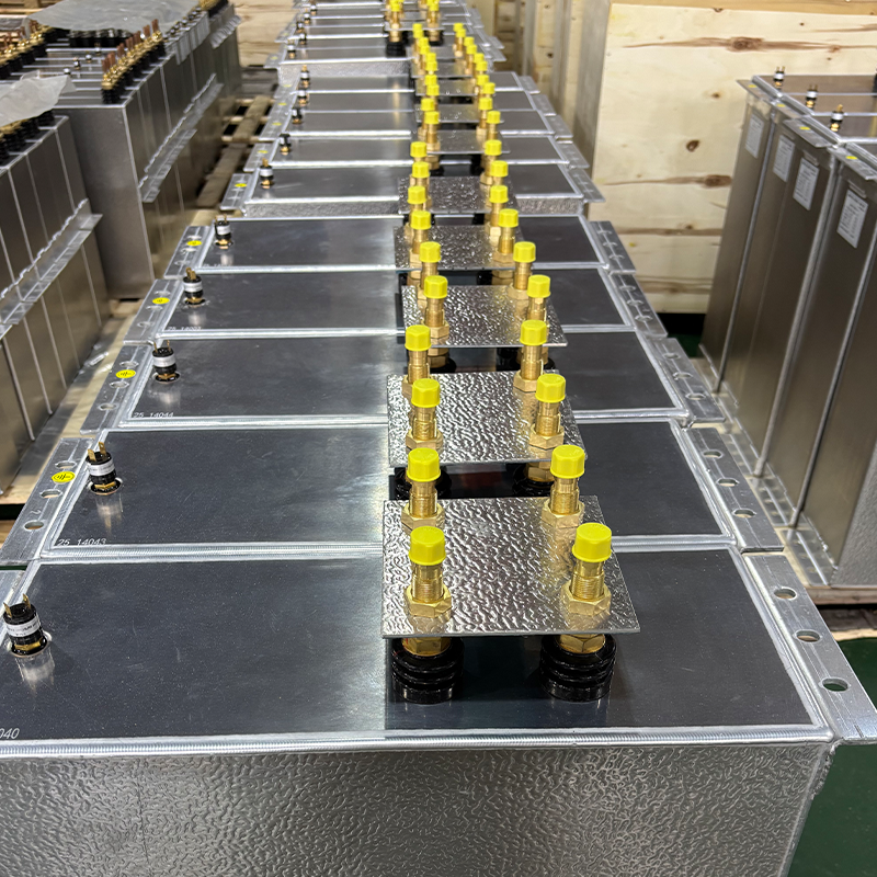 Refroidissement par eau ou par air : comparaison technique de la gestion thermique des condensateurs pour les systèmes de chauffage et de fusion par induction